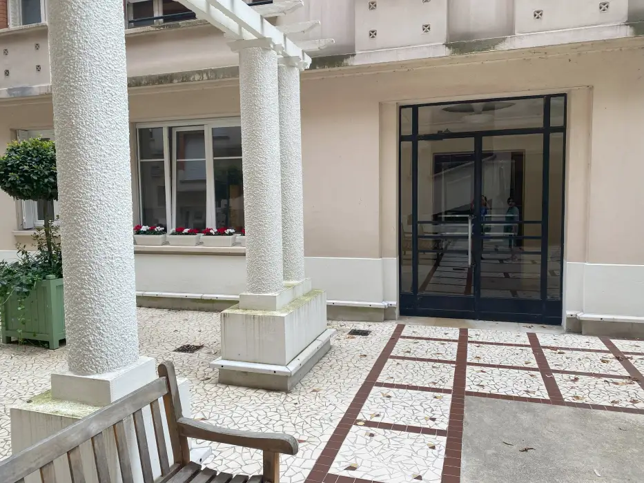 Cour intérieure menant au cabinet d'Alain Ballot, Paris 16e